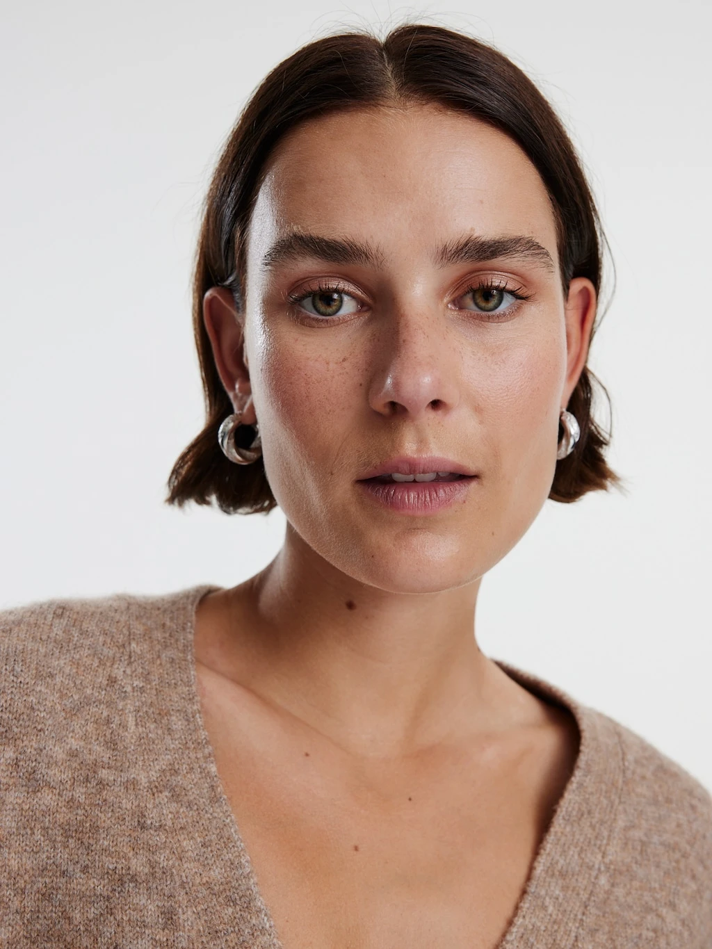 Strickjacke 'Carmi' Taupe 5 Strickjacke 'Carmi' Taupe – Bild 5