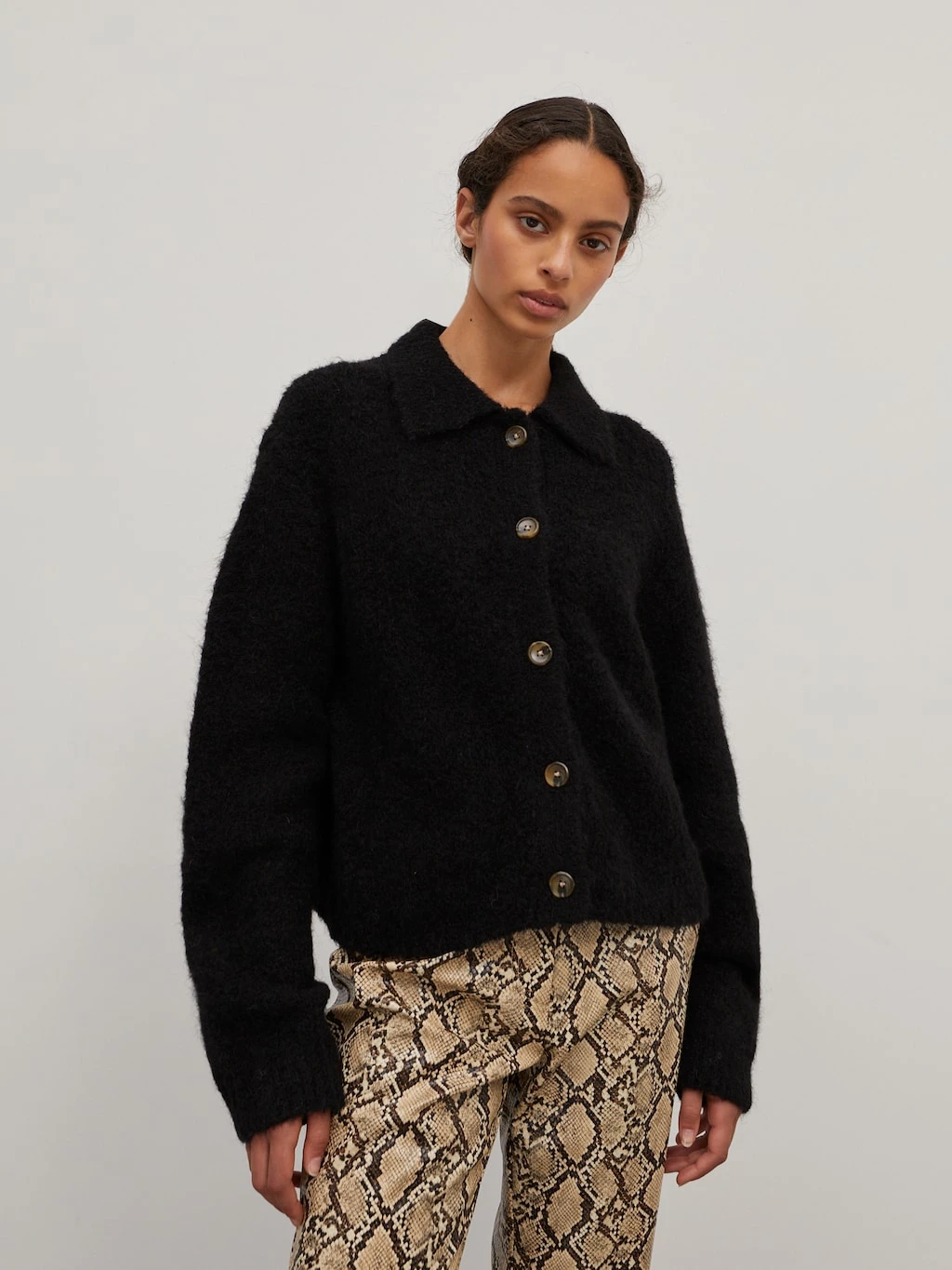 Strickjacke 'Emmarie' Schwarz 2 Strickjacke 'Emmarie' Schwarz – Bild 2