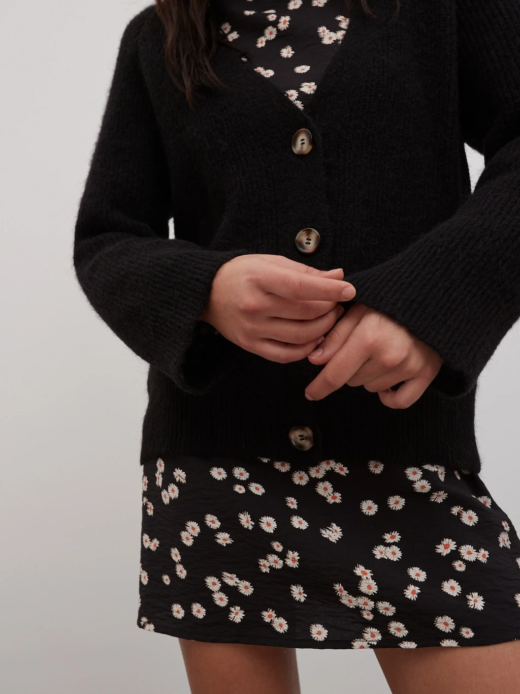 Strickjacke 'Tala' Schwarz 5 Strickjacke 'Tala' Schwarz – Bild 5